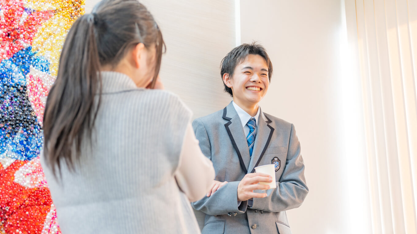 キャンパスで談笑する生徒のイメージ
