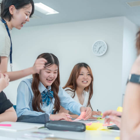 笑顔で学ぶ教職員と生徒のイメージ