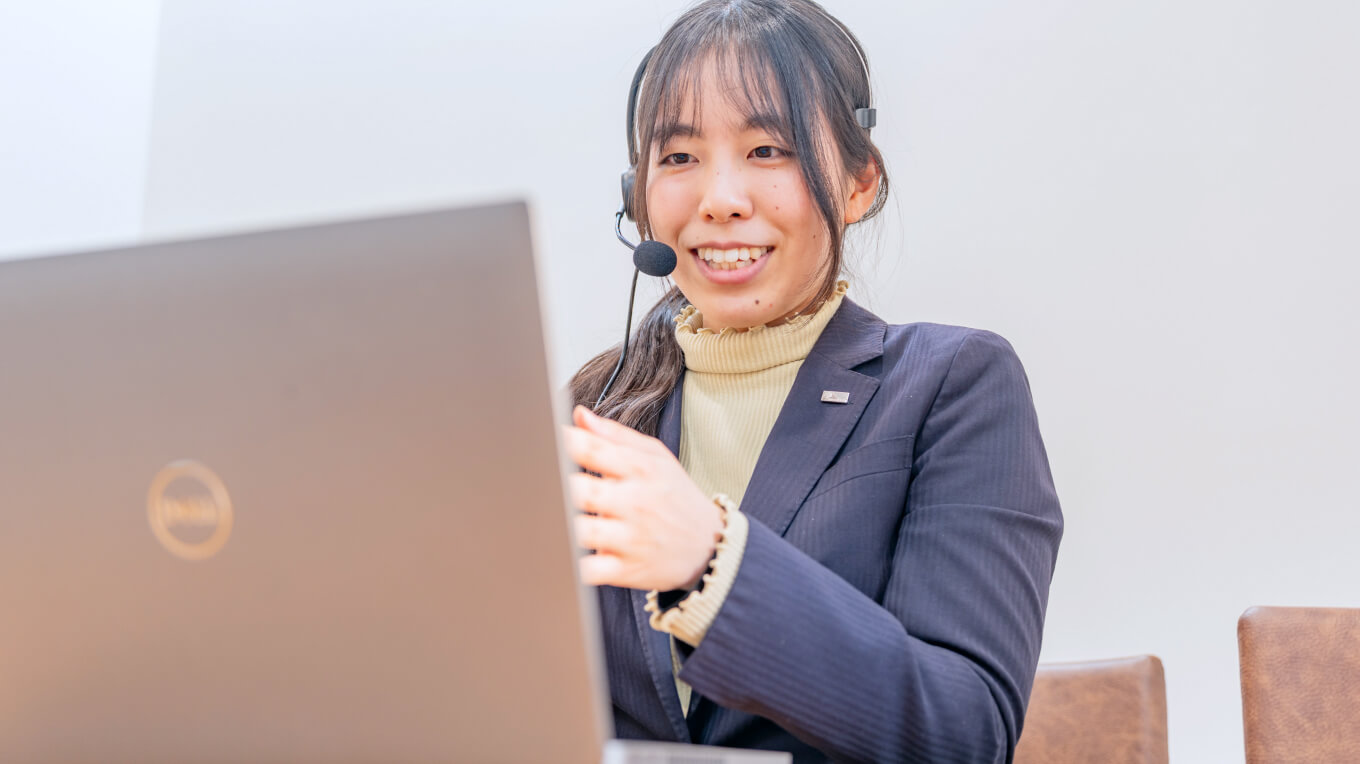 自宅でオンライン面談をしている生徒のイメージ