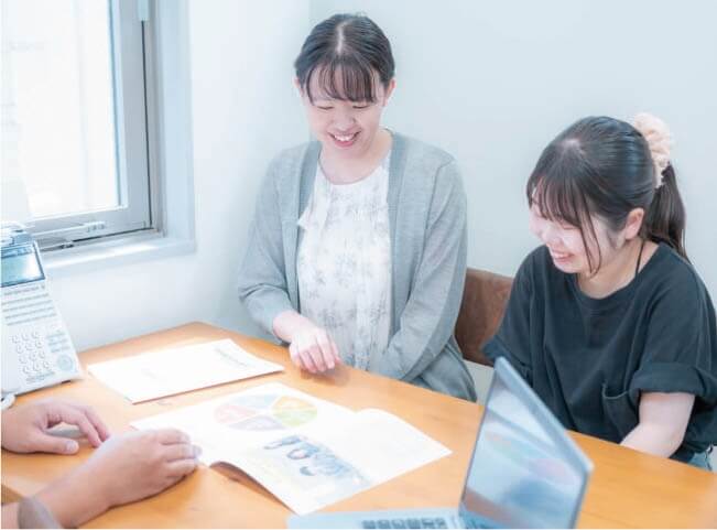 オンライン個別相談を行う教員