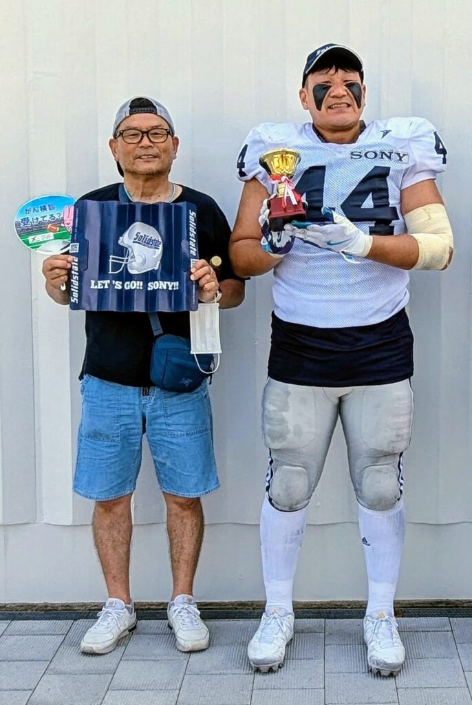 優勝カップを手にする峯先生と伊藤哲二先生