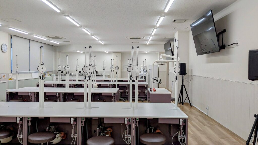 IADH　マネキン机