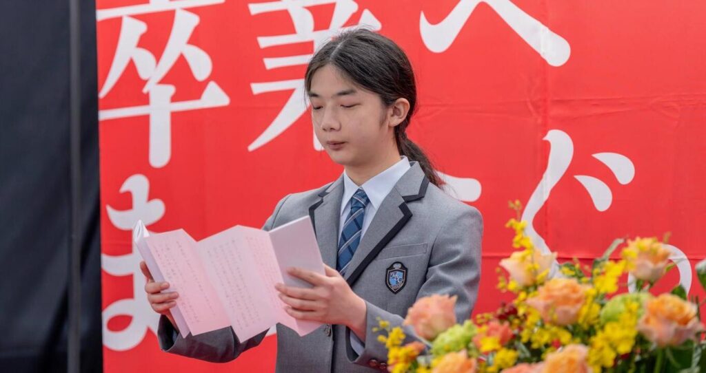 答辞を読む佐藤さん