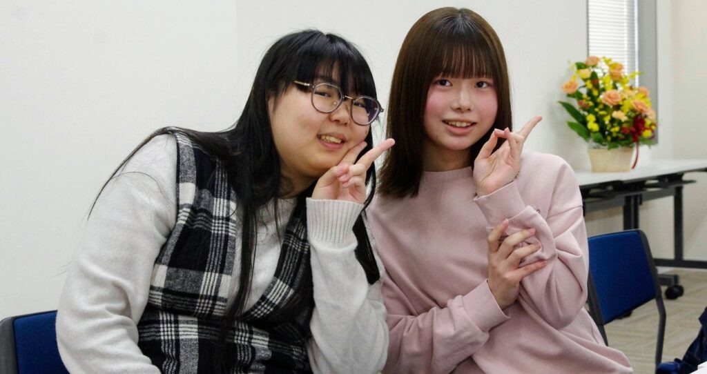神戸キャンパスで友だちと2ショット