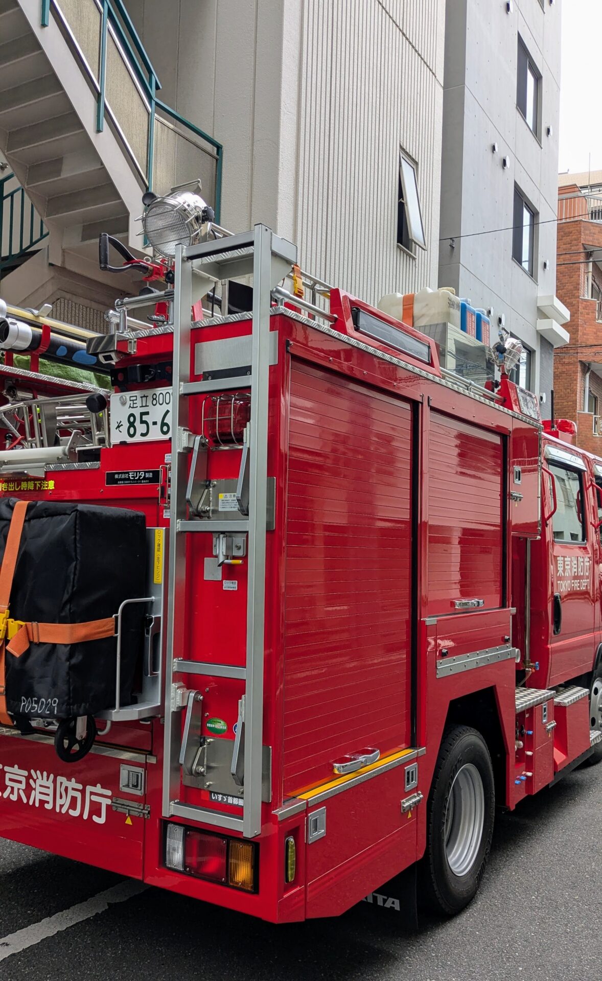 東京キャンパス前にとまる消防車