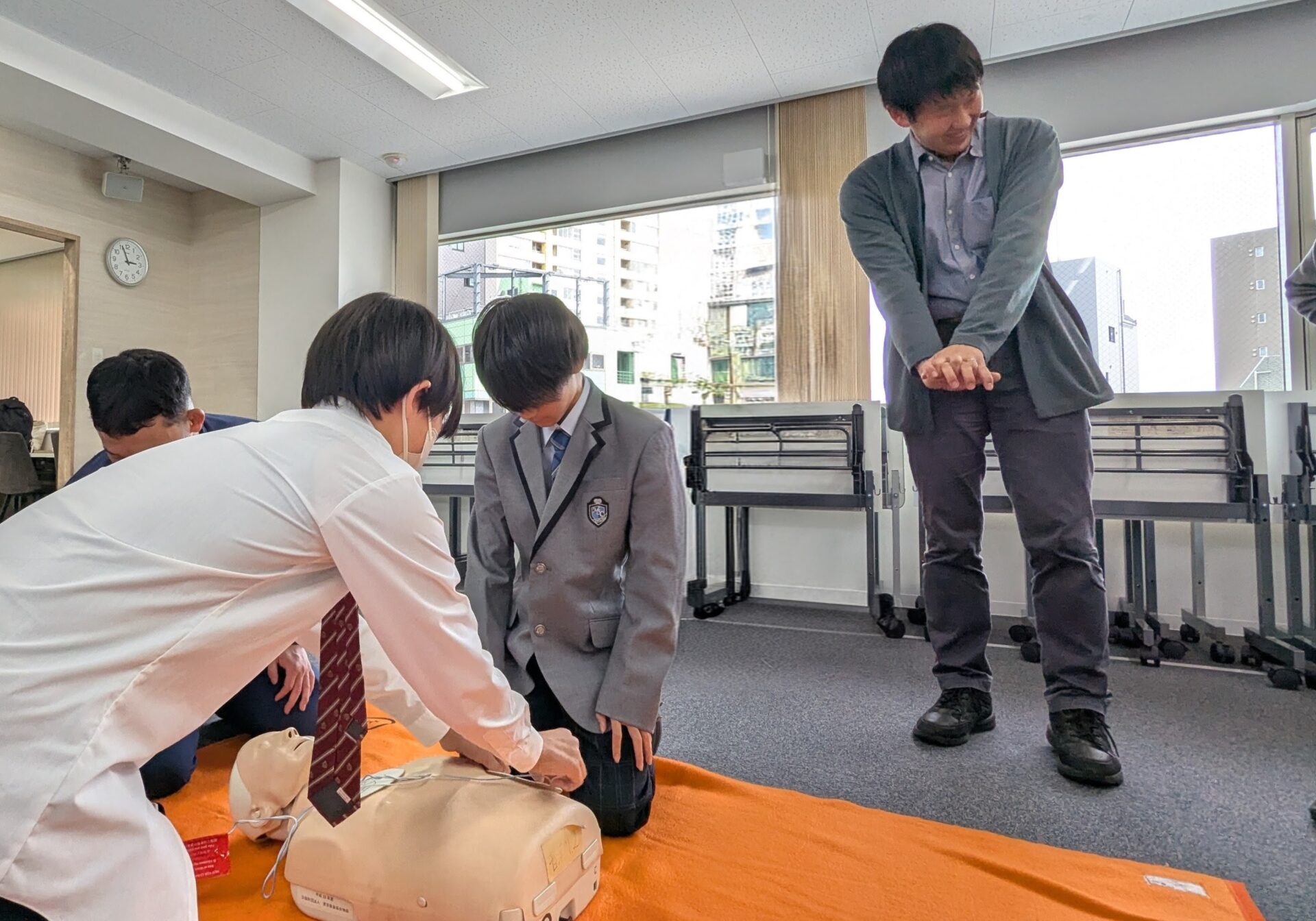 心臓マッサージを助言する内藤先生