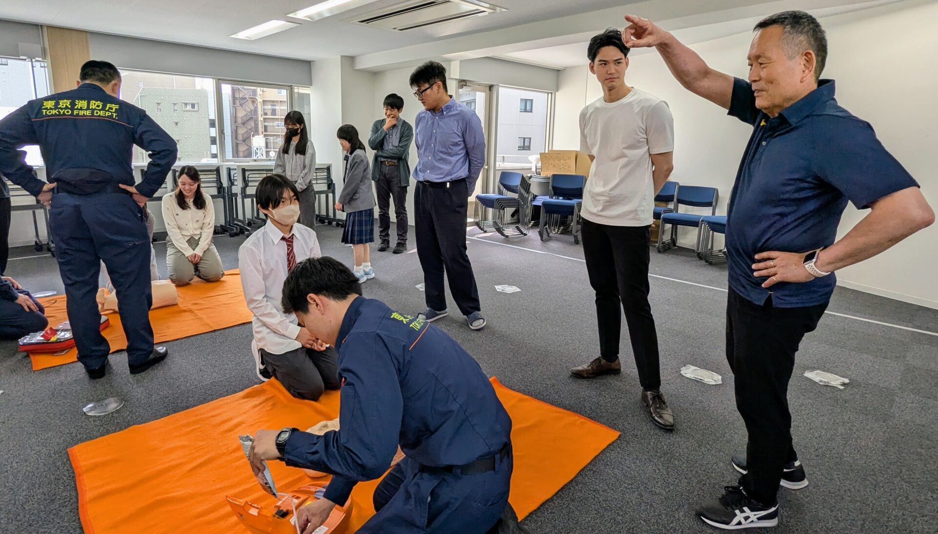 「うちの学校のAEDは」と話す伊藤哲二先生