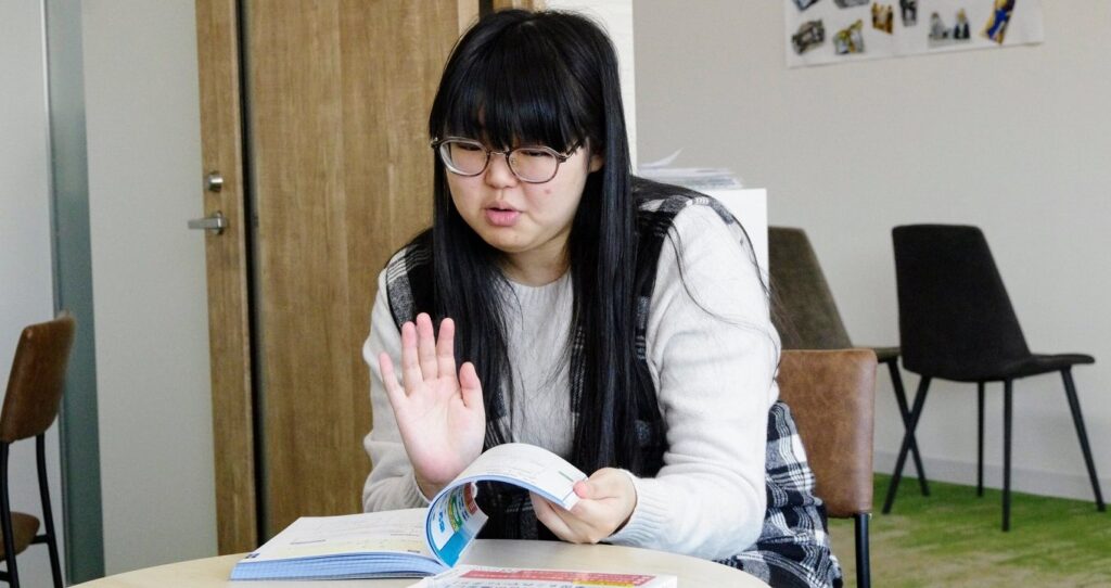医療基礎の教科書を振り返る大庭さん