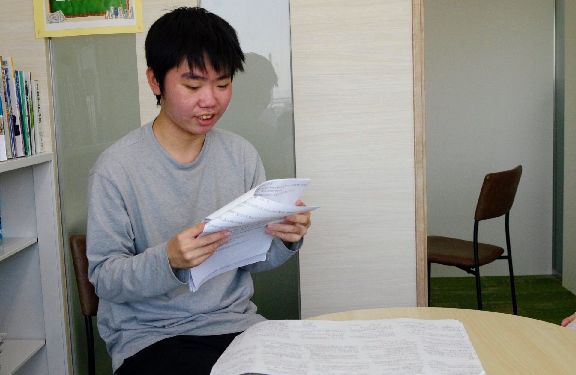 作成してくれたクイズを振り返る田場さん