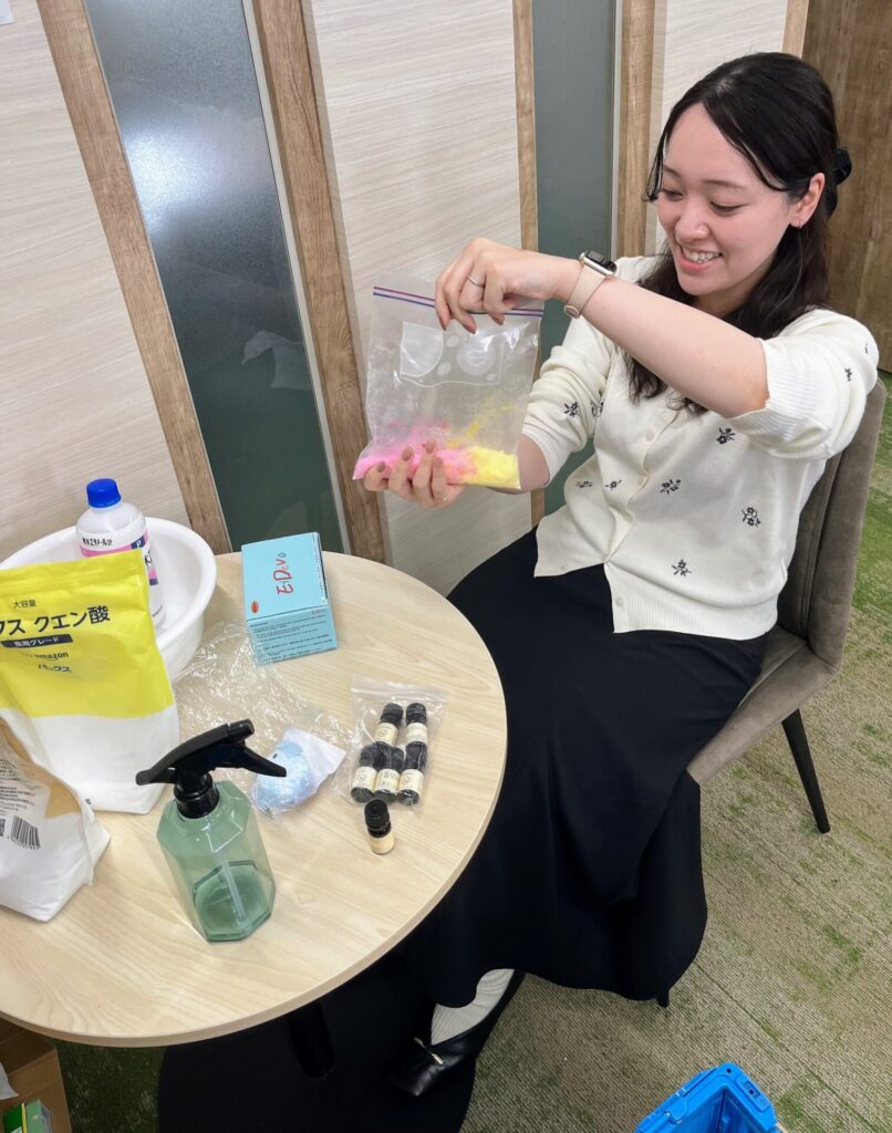 バスボムの準備をする宇野先生