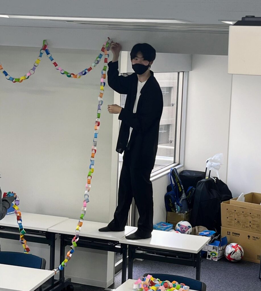 東京キャンパスを装飾中