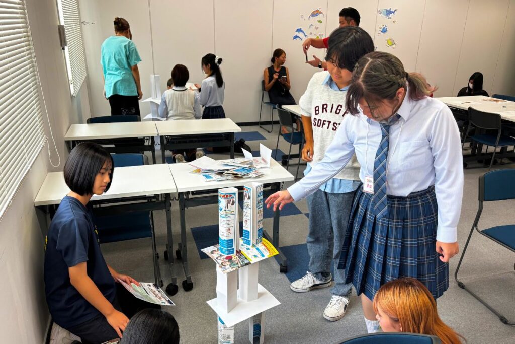 秋のオープンキャンパスフェスティバル 石垣島キャンパス会場 特別活動体験(ペーパータワー建設中)