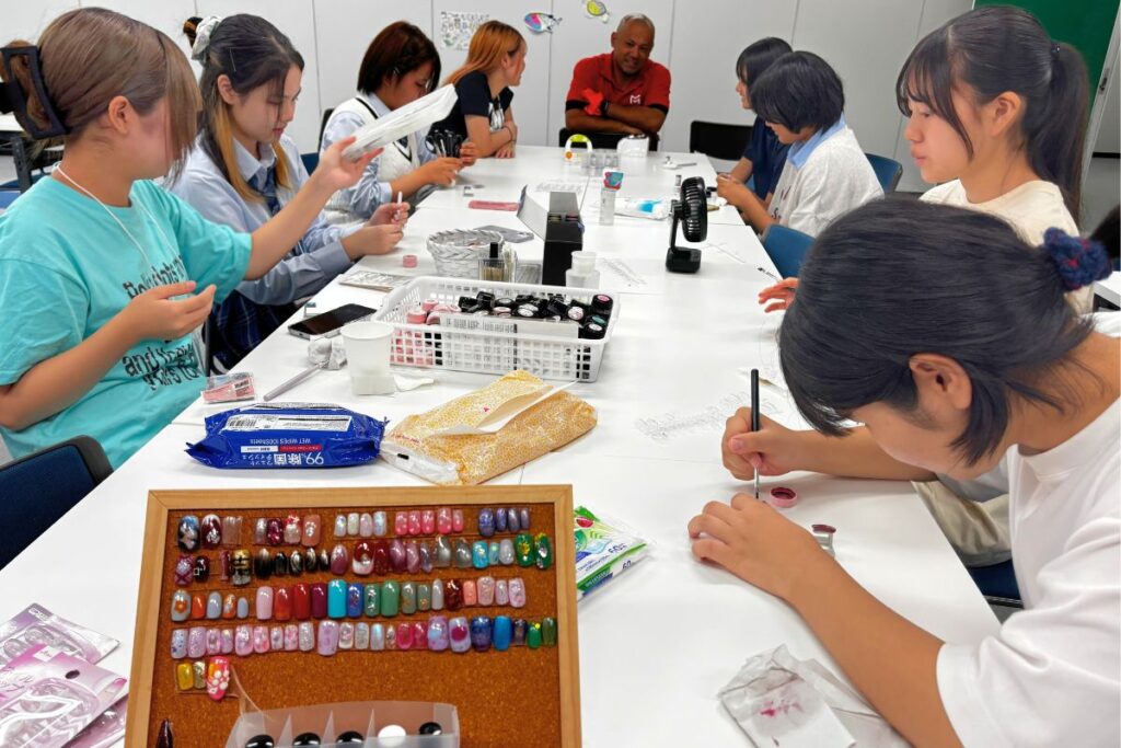 秋のオープンキャンパスフェスティバル 石垣島キャンパス会場 美容ゼミ体験(ネイルチップ作成)