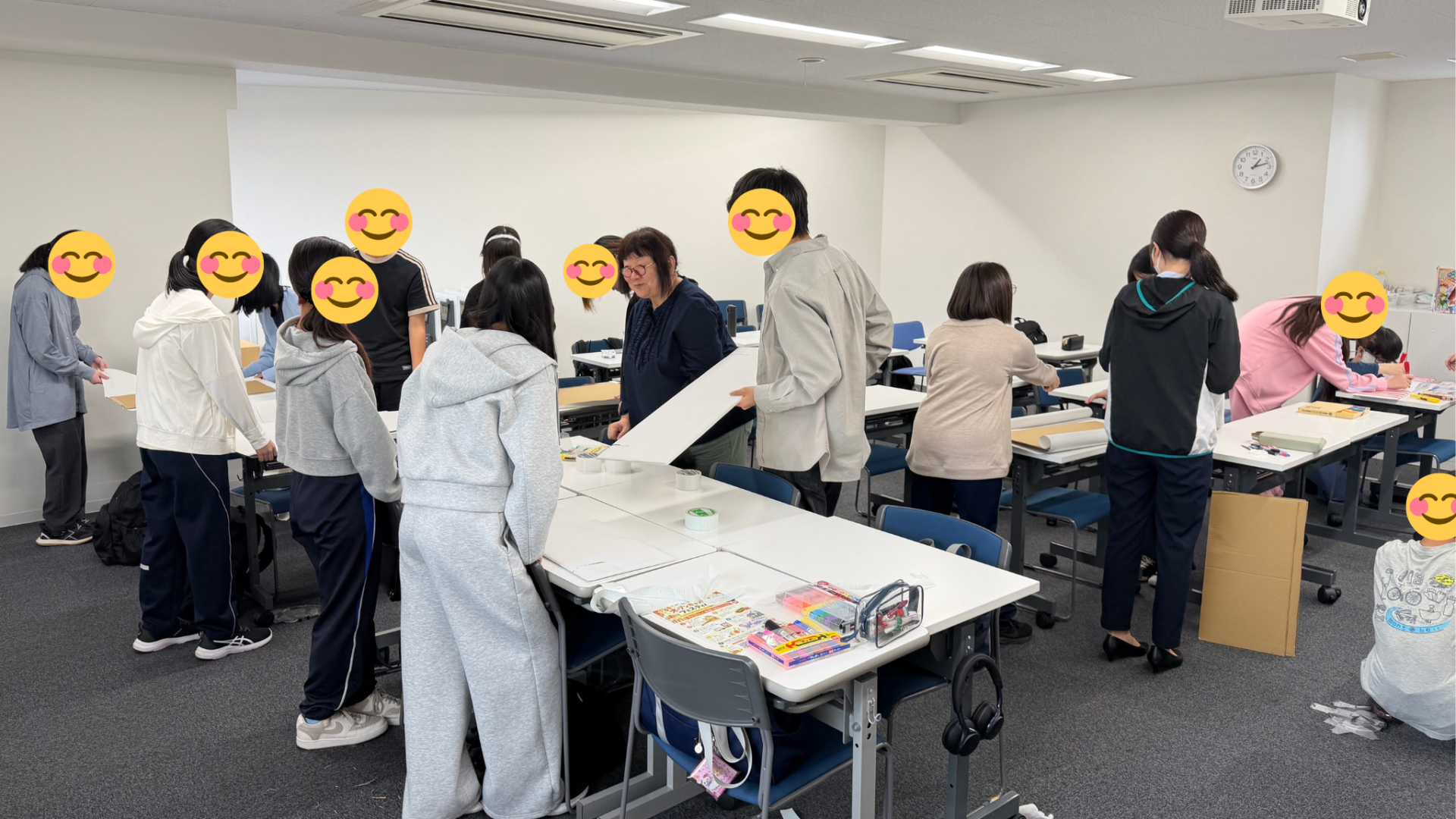 オープンキャンパスフェスティバルを準備する通学コース1年生たち