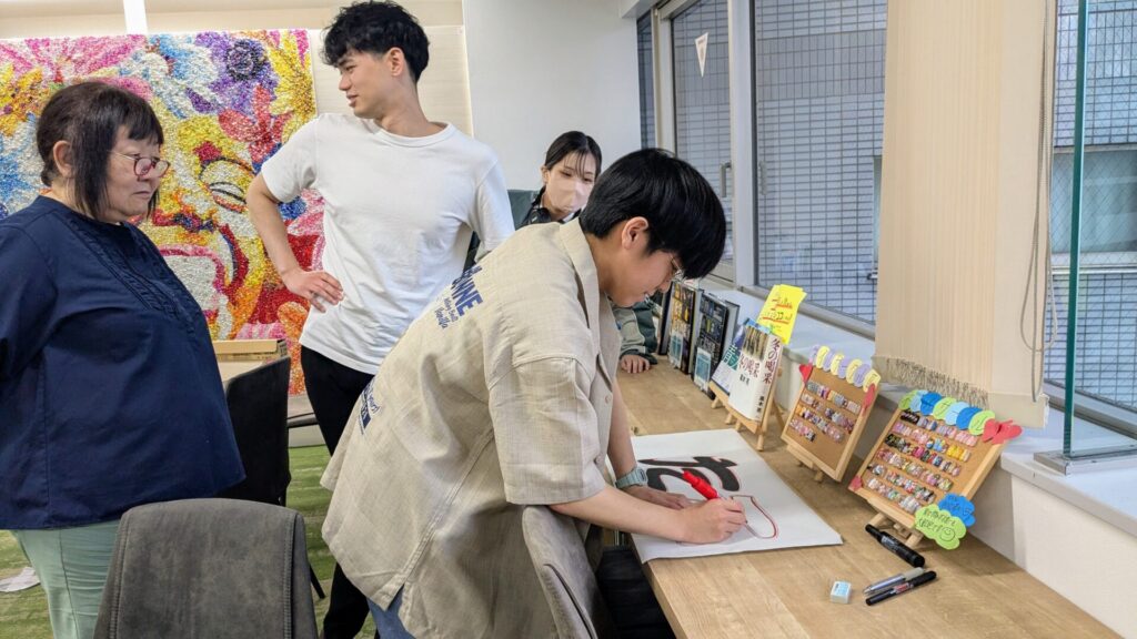 たこ焼きブースの看板作成中