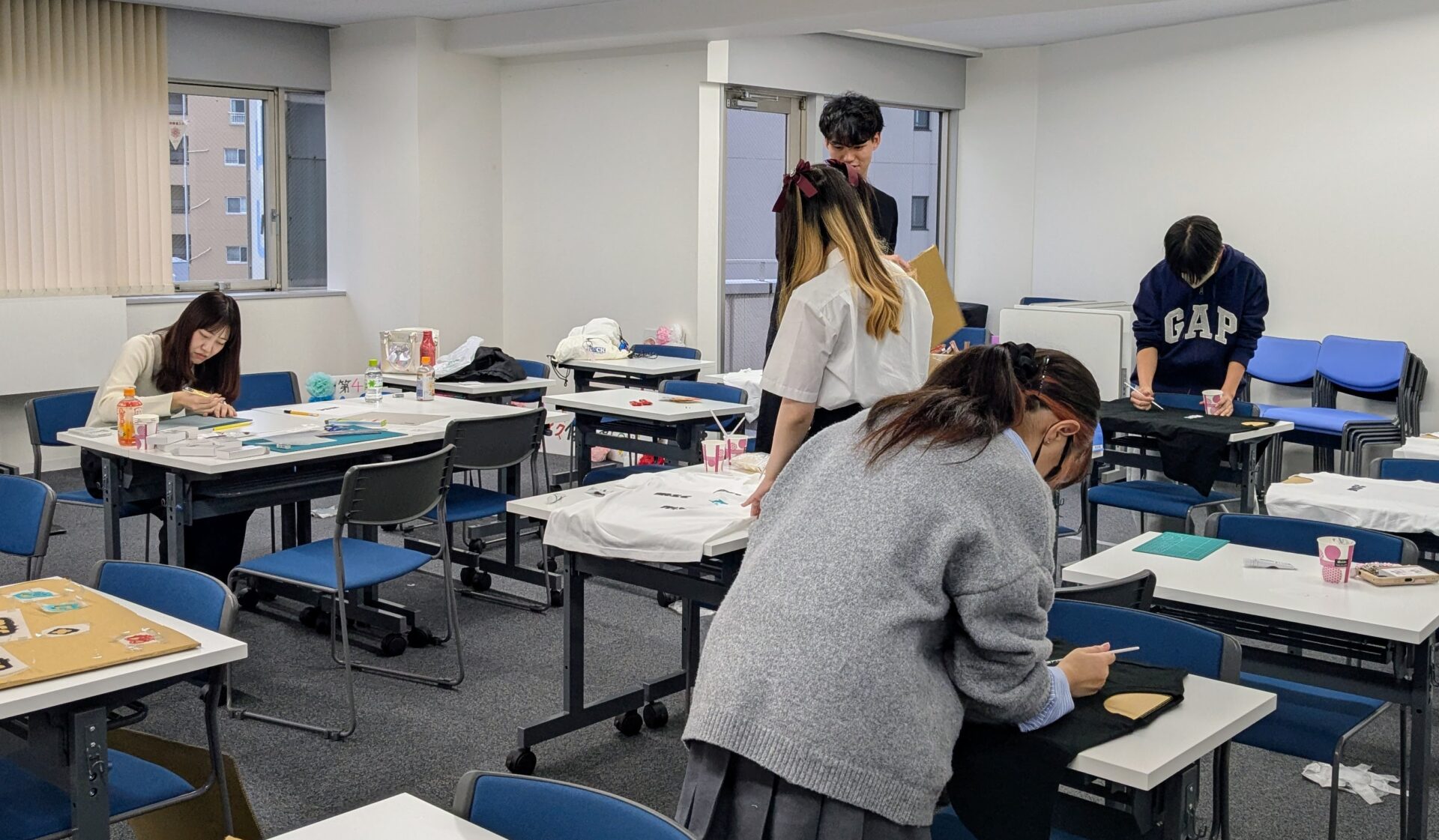 実行委員と床爪先生がMIZUHO祭の準備中 事務員の林さんも参加!